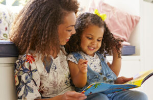 Pais que leem histórias infantis para os filhos