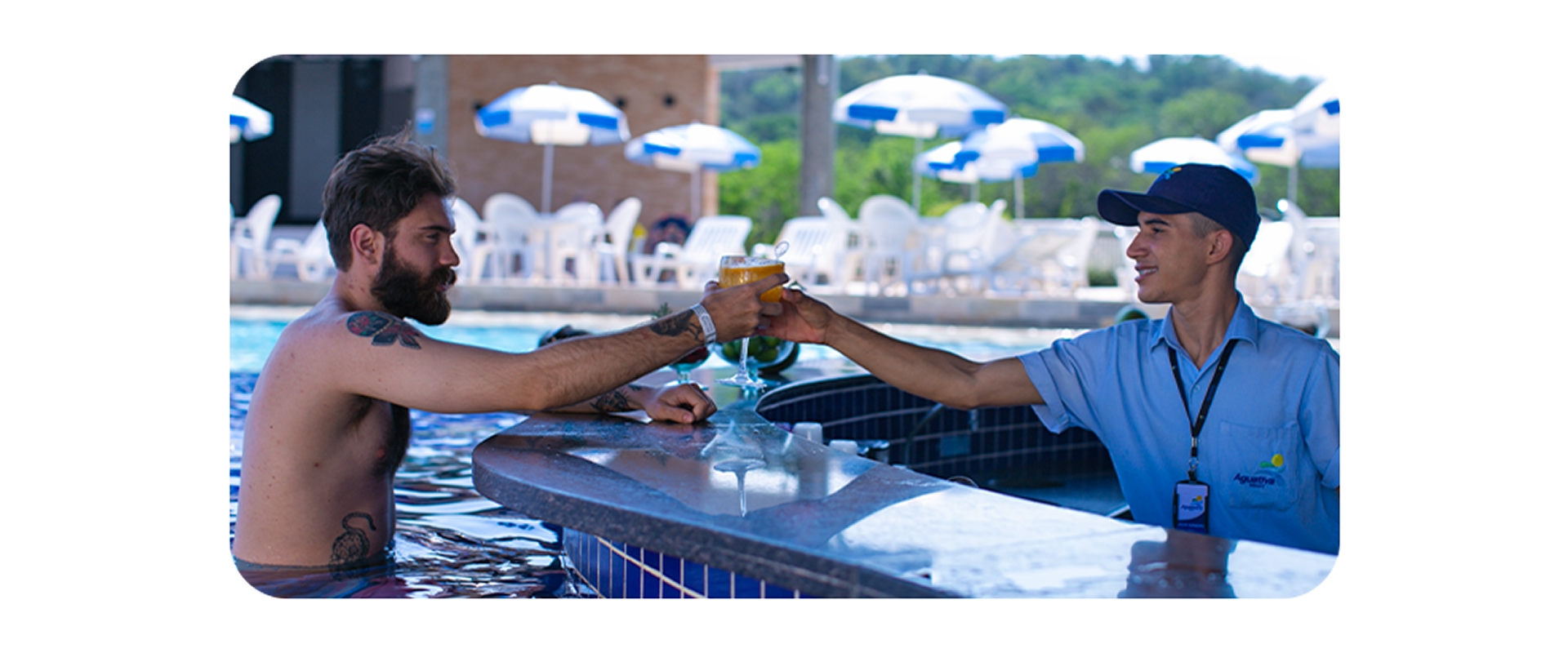 Hóspede pegando um drink no Splash Bar que fica dentro da piscina.