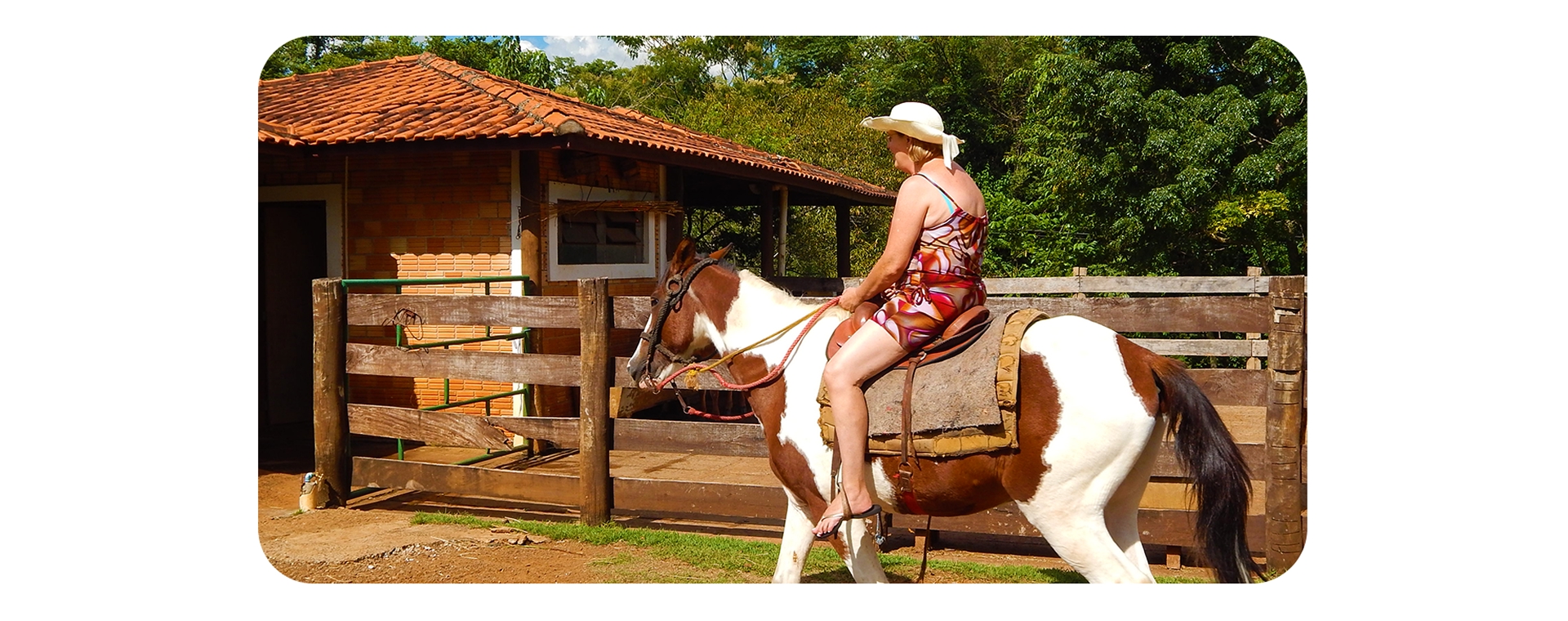 Mulher andando a cavalo