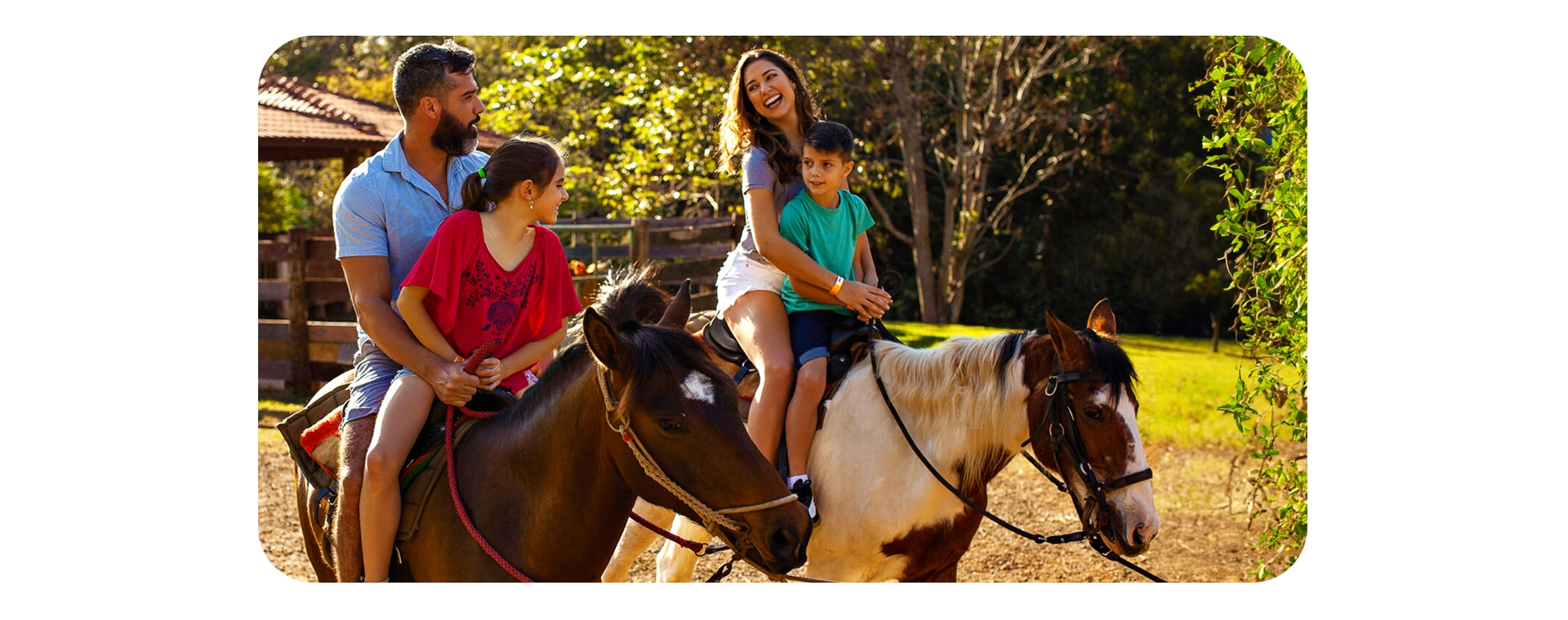 família andando a cavalo