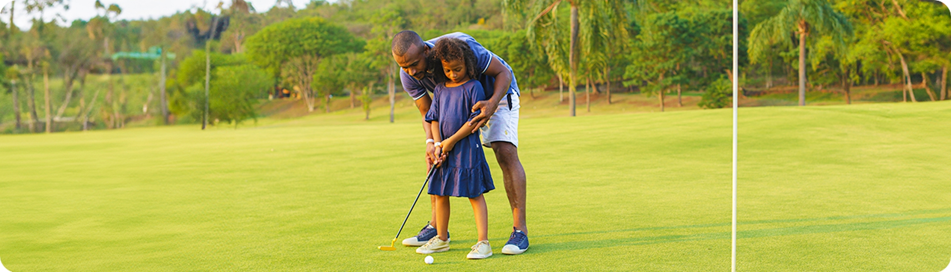 Um pai e uma filha praticando golfe no Aguativa.