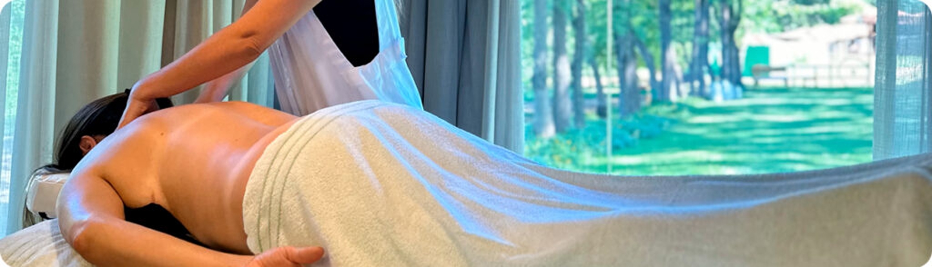 Uma hóspede recebendo uma massagem no Espaço Relax.