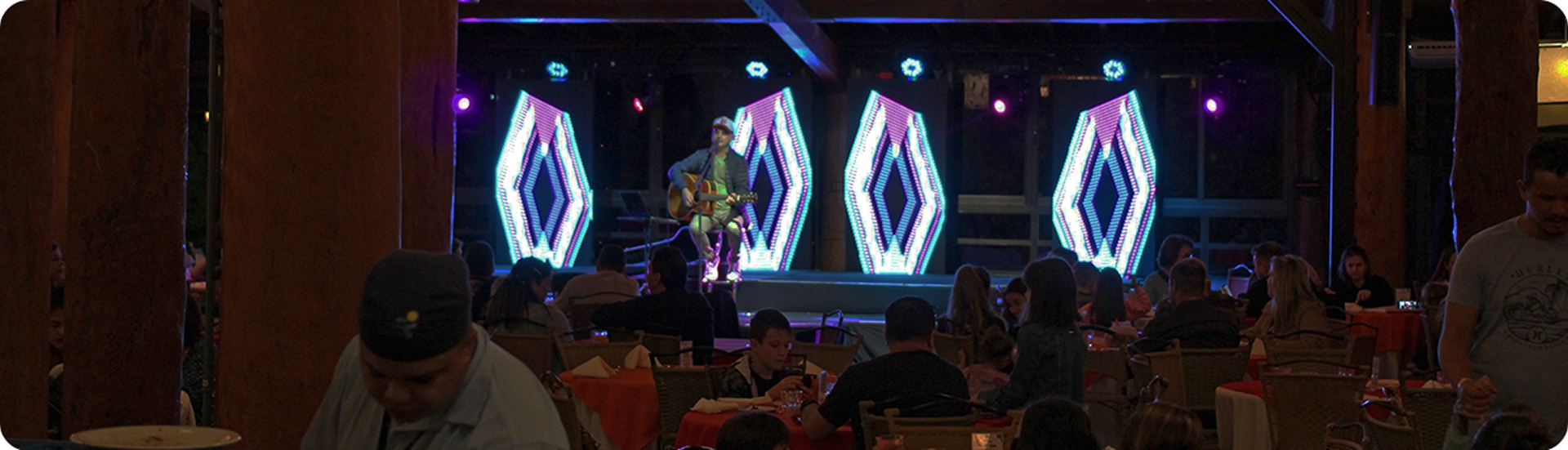 Show com música ao vivo no restaurante do Aguativa.
