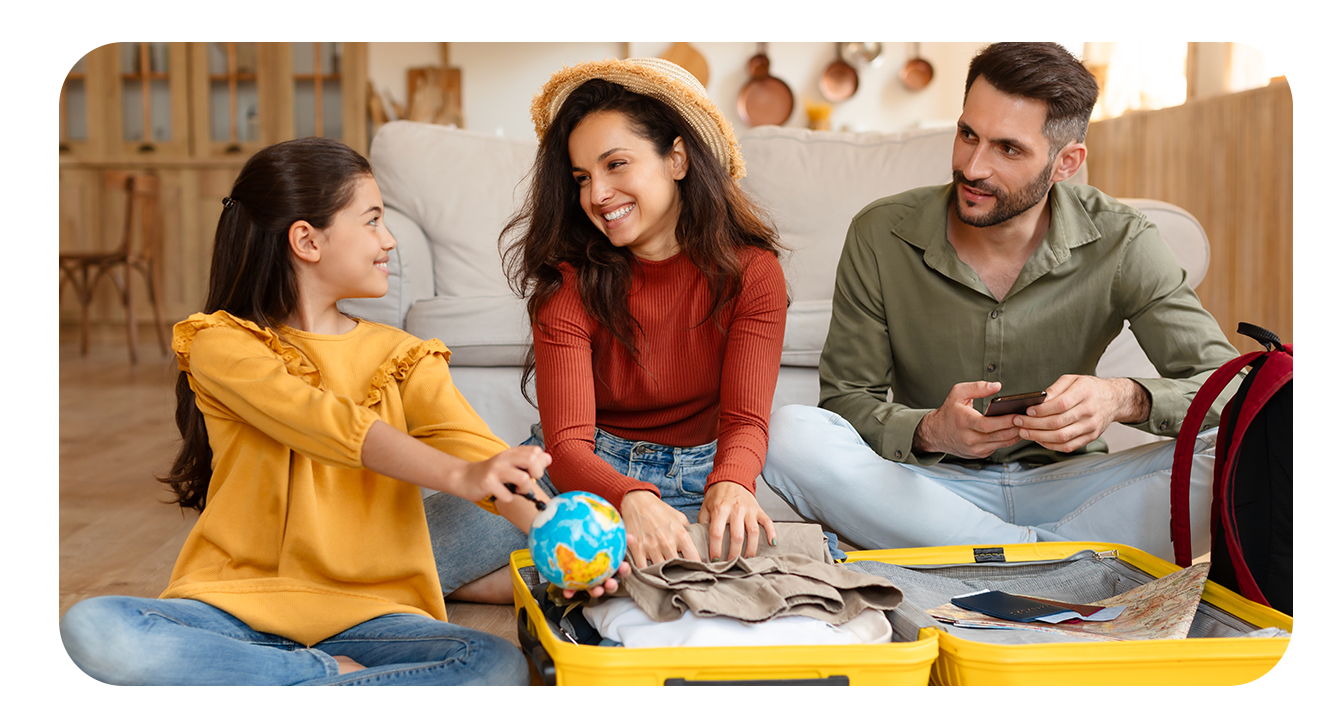 foto de uma família arrumando a mala de viagem