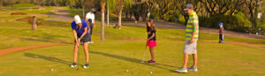 Família praticando golfe no campo do Aguativa Golf Resort