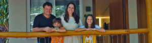 Uma família posando em um dos espaços do Aguativa