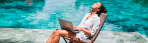 Uma mulher aproveitando para trabalhar da piscina