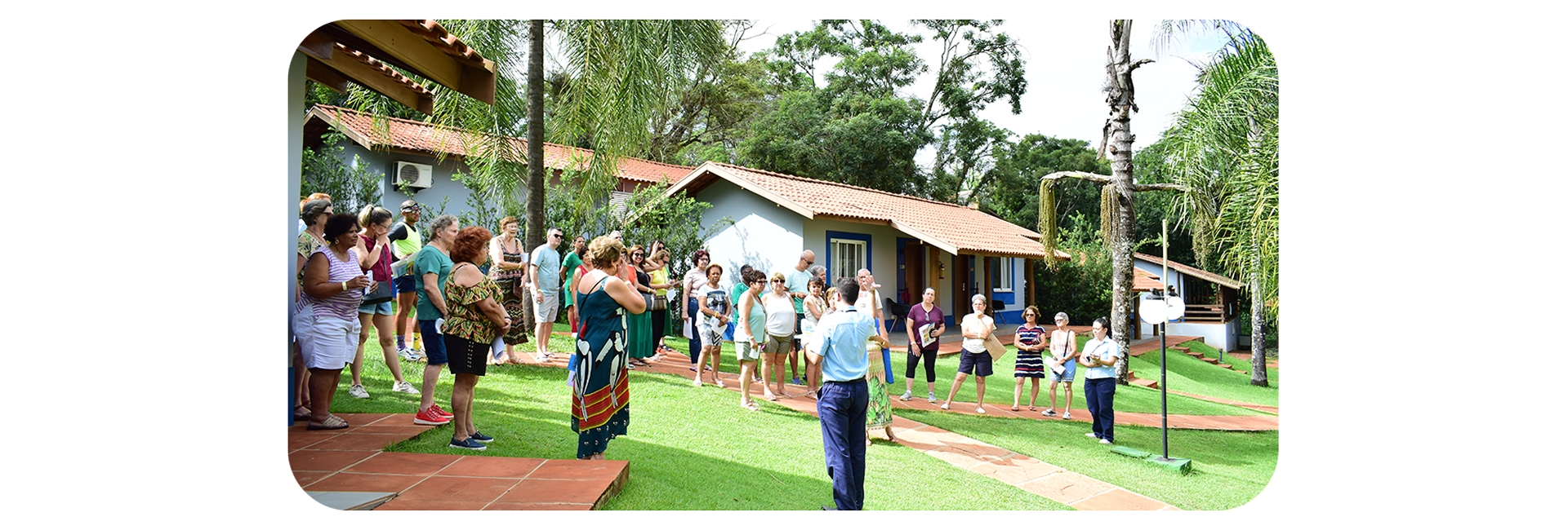 Grupo da melhor idade em uma vila das acomodações.