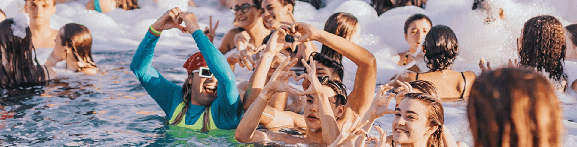 Jovens e Tios se divertindo na Festa da Espuma que acontece no Complexo Aquático do Aguativa Golf Resort.