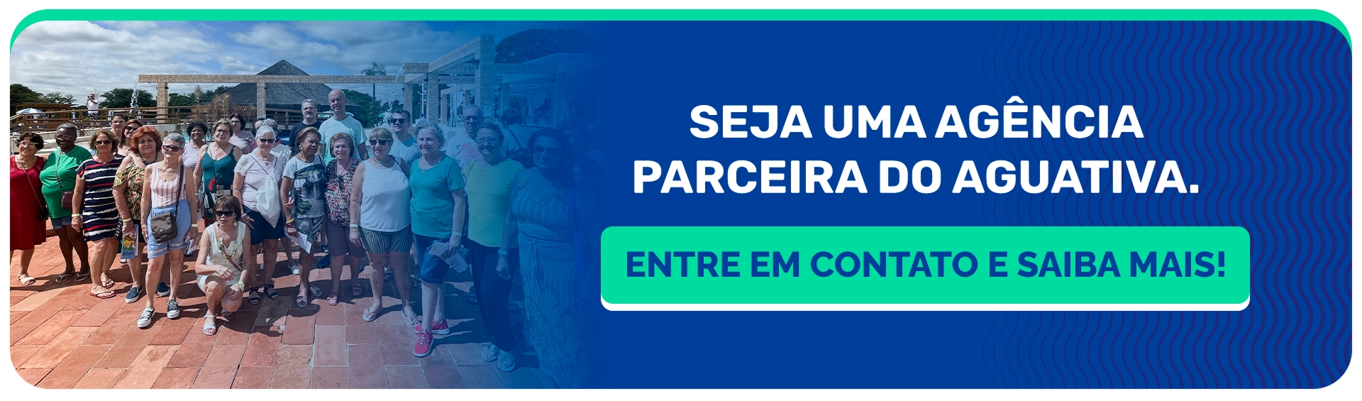 Grupo de turistas posa para foto ao ar livre durante visita ao Aguativa Golf Resort.