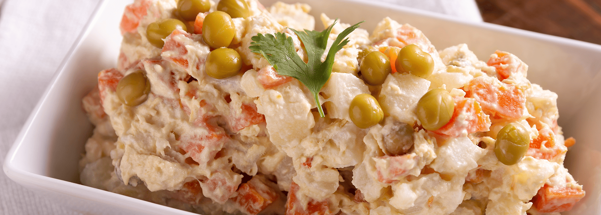 Salpicão em uma travessa.