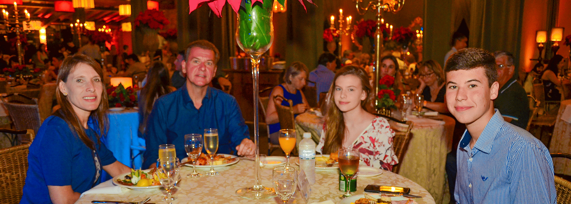 Família a mesa em uma ceia de Natal no Aguativa.