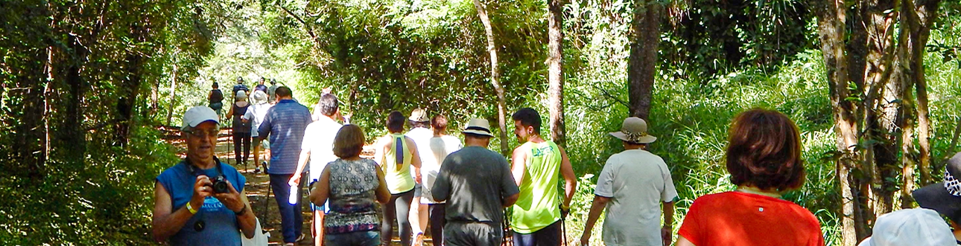 Hóspedes fazendo trilha nas matas do Aguativa Golf Resort.