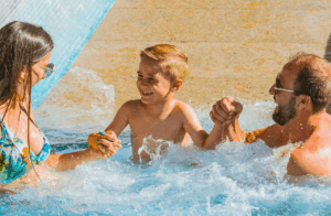 Casal e filho se divertindo em piscina