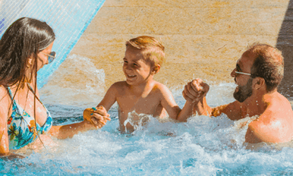 Casal e filho se divertindo em piscina