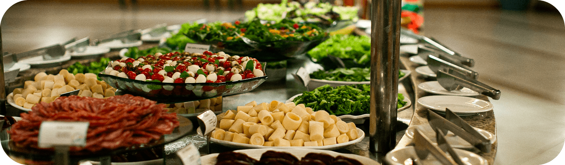 Imagem de hóspedes sendo atendidos no restaurante, parte da infraestrutura do Aguativa Golf Resort.