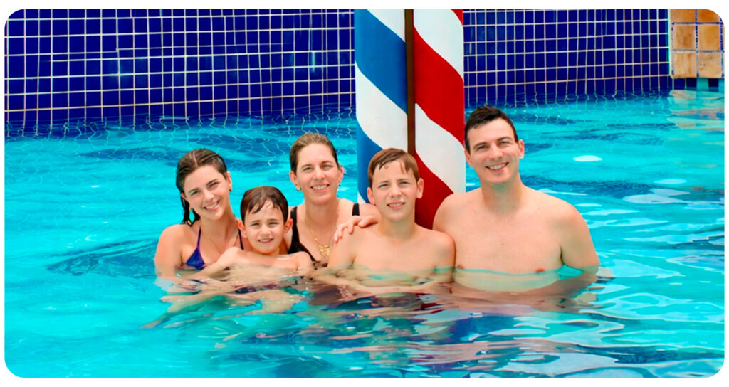 Família em uma das piscinas do complexo aquático do Aguativa.