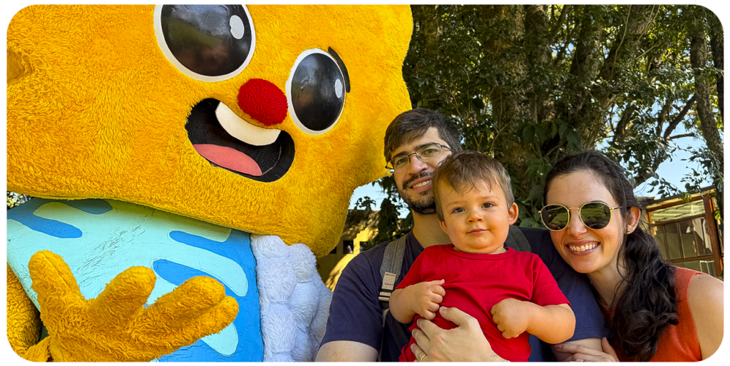 Família e Sol sorrindo no resort.