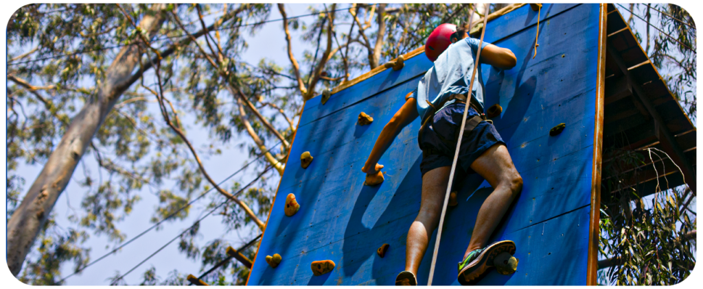 Hóspede na parede de escalada do Aguativa