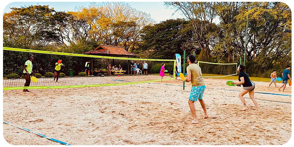 Hóspedes do Aguativa praticam beach tennis na quadra oficial do resort.