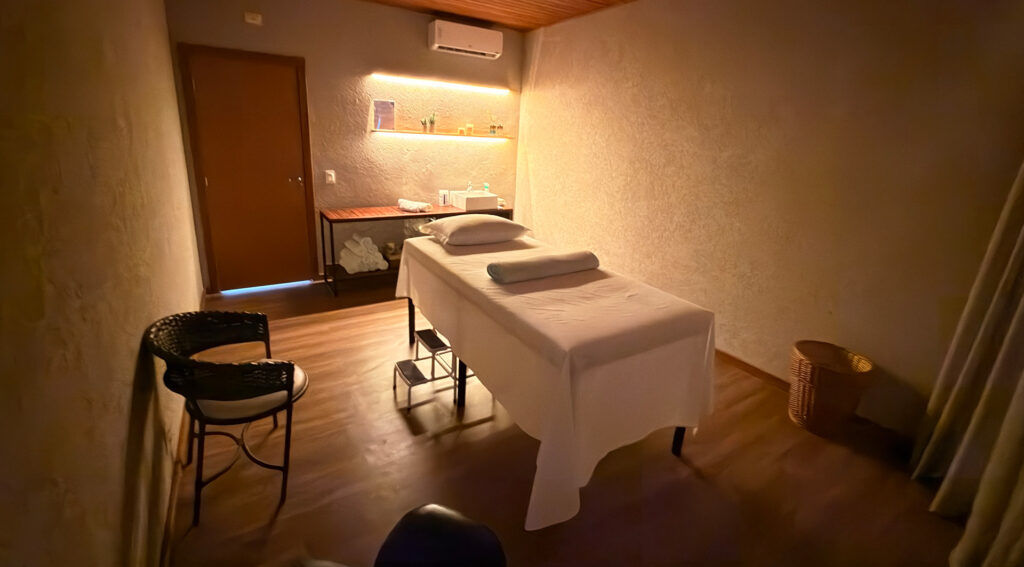 Sala de massagens do Aguativa com todos os equipamentos preparados.